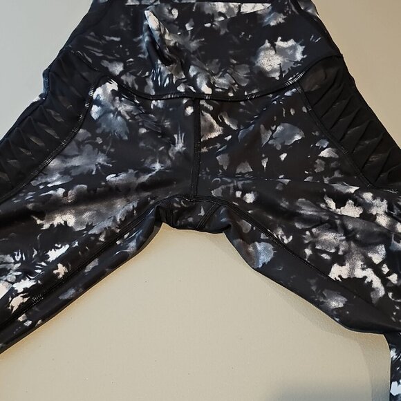 Lululemon Athletica Size 4 Black and White Cropped Leggings for Athleisure - Picture 7 of 10